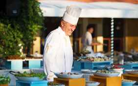 Am Abend erwartet Sie ein köstliches Buffet aus frischer Mittelmeerküche - Foto: Volker Lannert